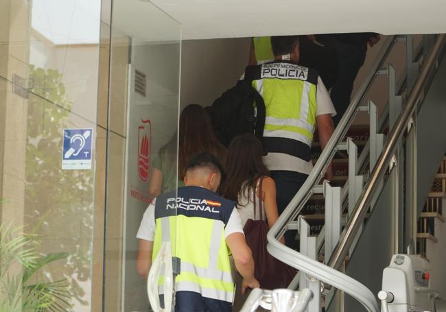 La UDEF entra en las casas consistoriales a primera hora de este jueves para iniciar el registro por orden judicial y para detener al arquitecto técnico.