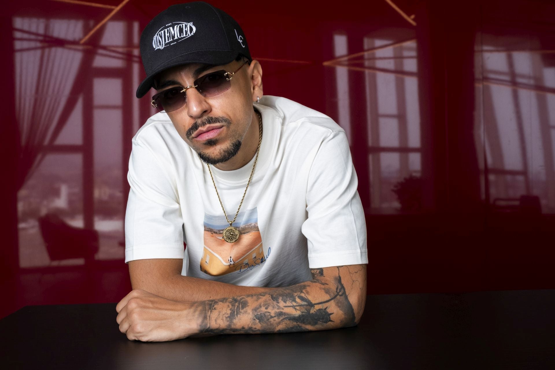 Dasoul visita la redacción de CANARIAS7 para hablar sobre su nueva obra &#039;Donde se junta el mar con el cielo&#039;