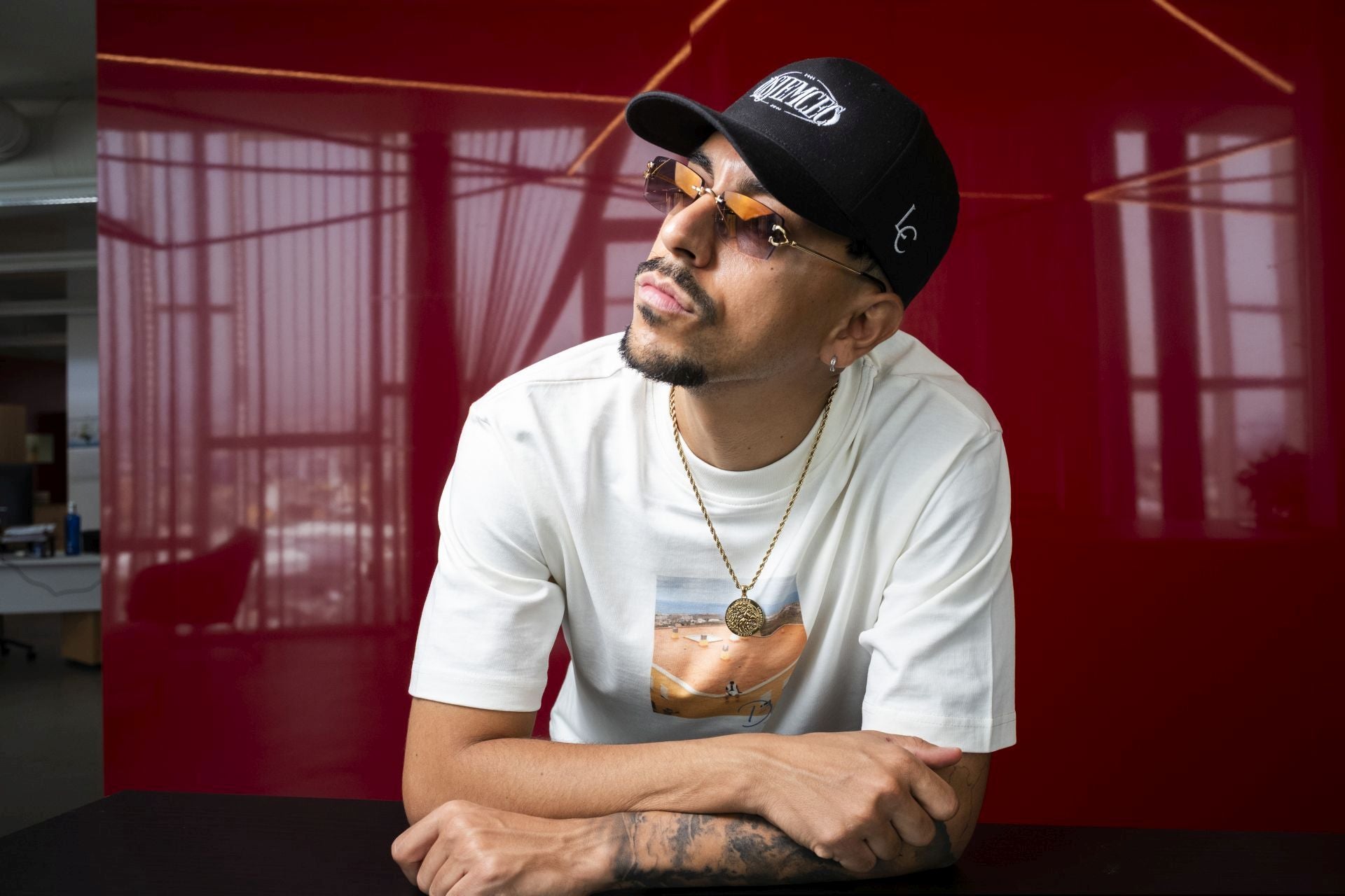 Dasoul visita la redacción de CANARIAS7 para hablar sobre su nueva obra &#039;Donde se junta el mar con el cielo&#039;