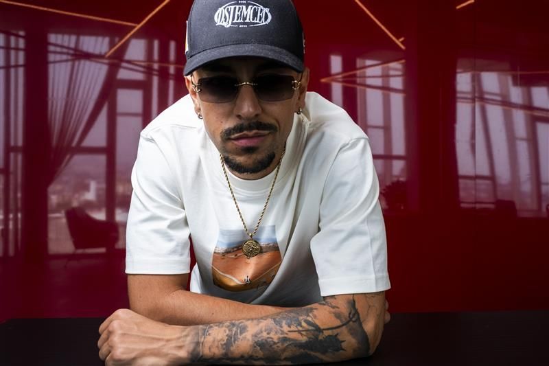 Dasoul visita la redacción de CANARIAS7 para hablar sobre su nueva obra &#039;Donde se junta el mar con el cielo&#039;