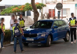 A mediodía del jueves, el funcionario municipal detenido, José Luis Espinel, volvió al Ayuntamiento con los agentes de la UDEF y en presencia de su abogado.