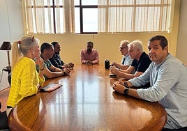 Imagen de la reunión del alcalde de Telde y el concejal de Vías y Obras con representantes vecinales y empresarios de La Pardilla.