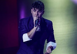 Quevedo interpretando ''Kassandra' en los Premios Academia de la Moda Española