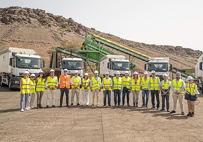 Los cargos públicos y empresariales posan junto a los técnicos delante de la maquinaria adquirida.
