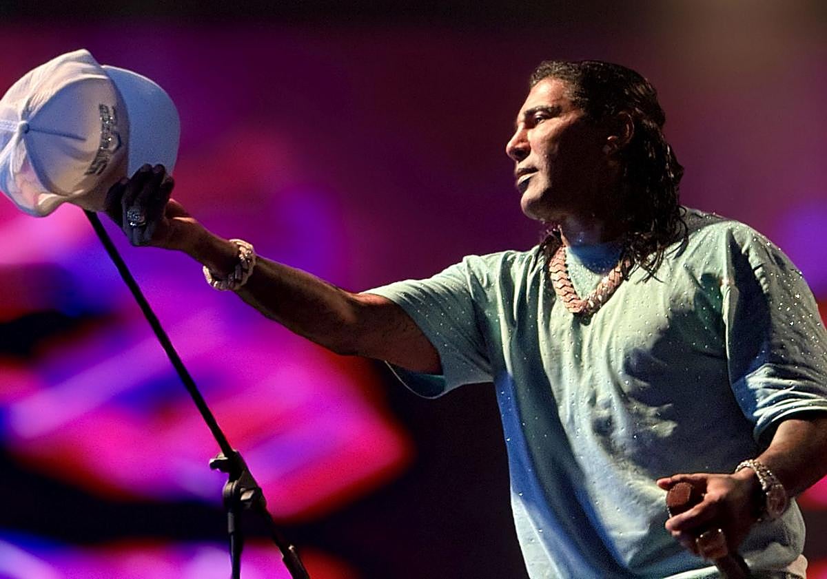 Imagen principal - Histórico lleno de La Carpa 2025 de Fuerteventura el día de su estreno