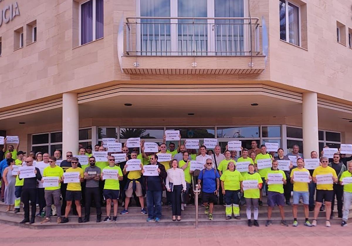 Foto de archivo de una protesta de trabajadores en la fachada del Ayuntamiento.