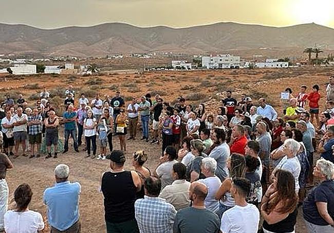 El número de ciudadanos aumentó en la segunda concentración al pie de la obra de instalacion de la antena cerca de sus hogares.