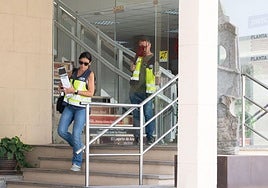 Los agentes de la UDEF salen el jueves del Ayuntamiento capitalino durante el registro.