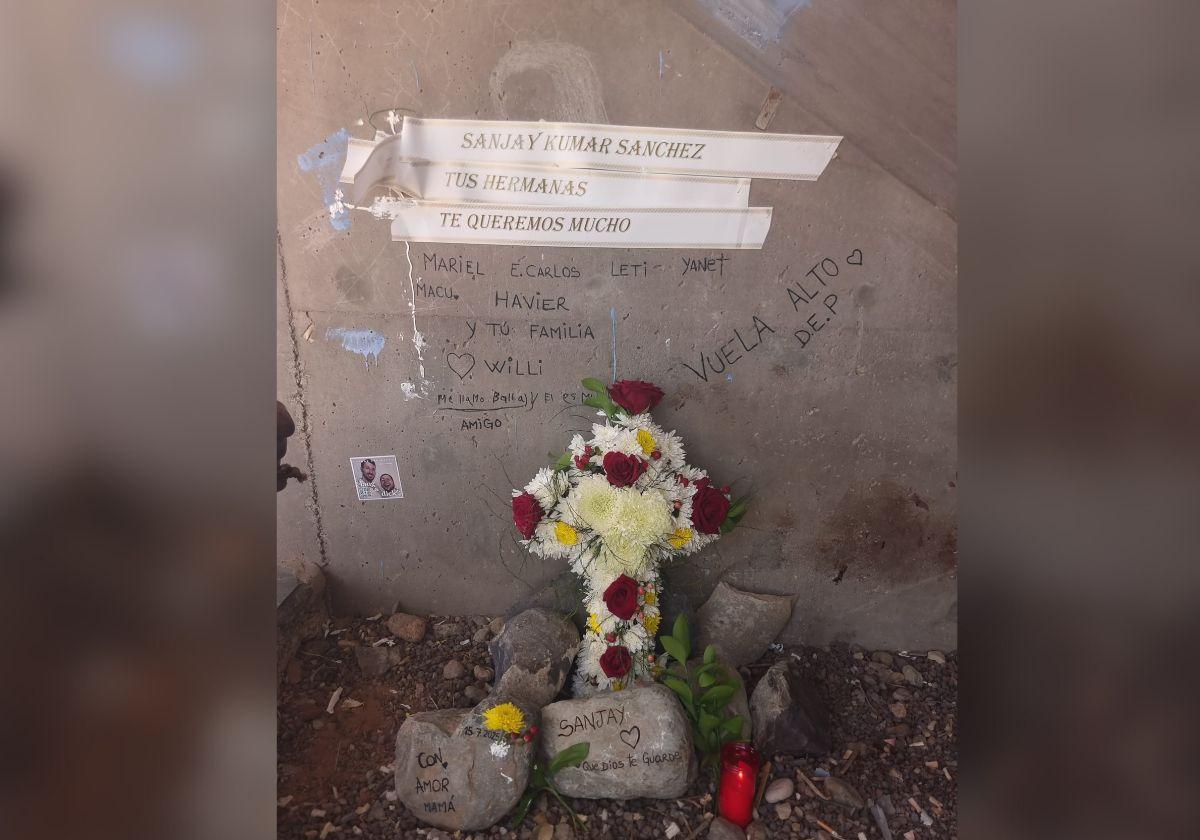 Pequeño recuerdo montado en memoria de Sanjay Kumar cerca del Anexo II.