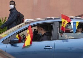 Una persona migrante circula en paralelo a la manifestación en coche de noviembre de 2020 en Gran Canaria contra de la inmigración.