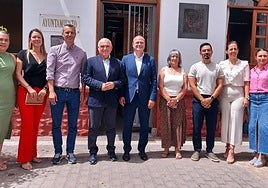 Augusto Hidalgo junto al grupo de gobierno de La Aldea.