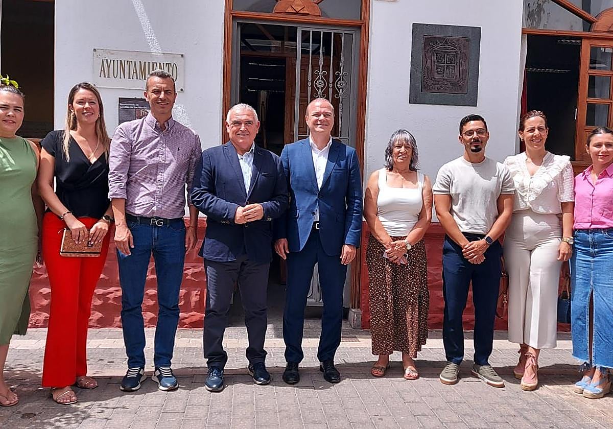 Augusto Hidalgo junto al grupo de gobierno de La Aldea.