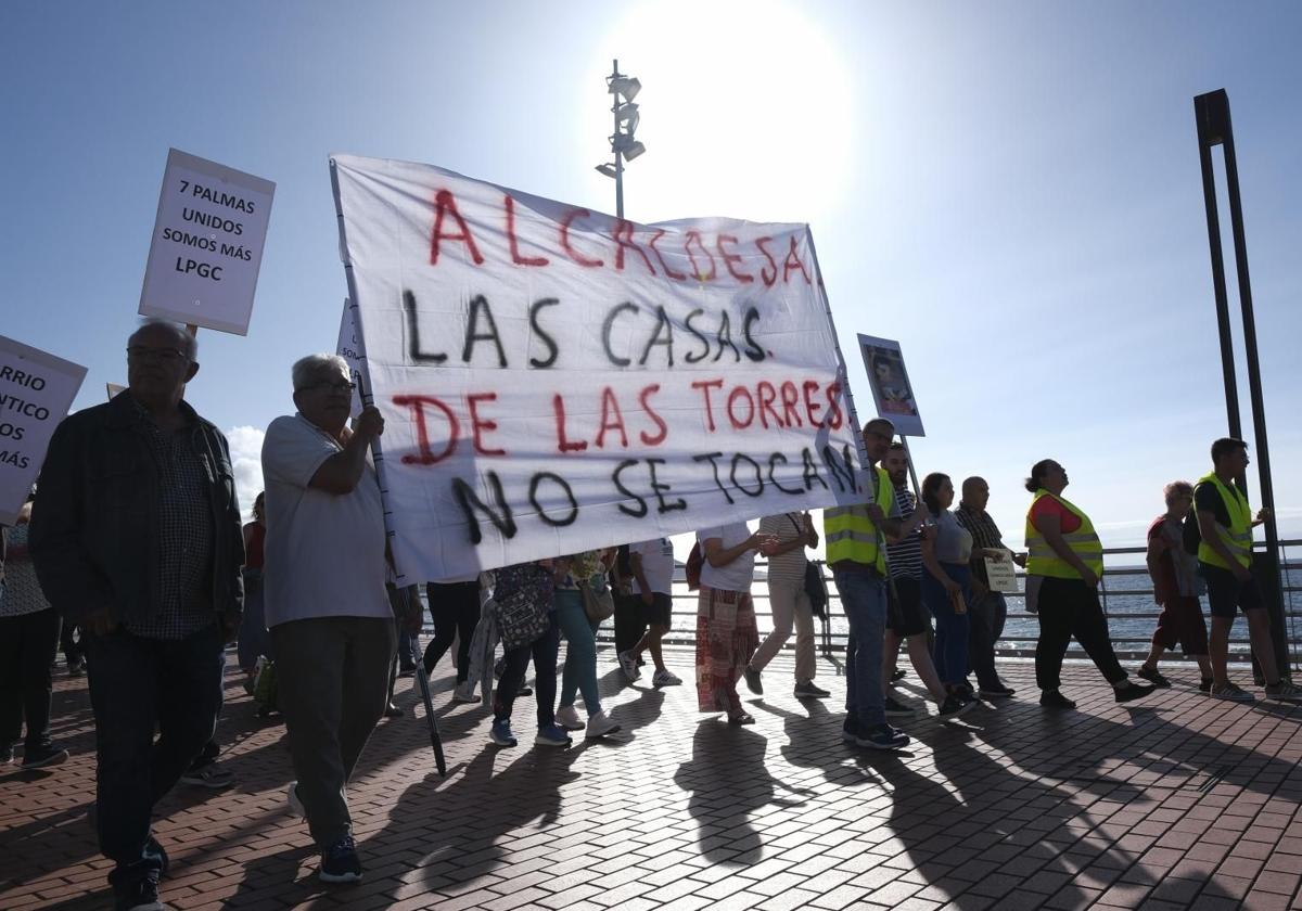 Vecinos de Las Torres manifestándose en el paseo de Las Canteras.