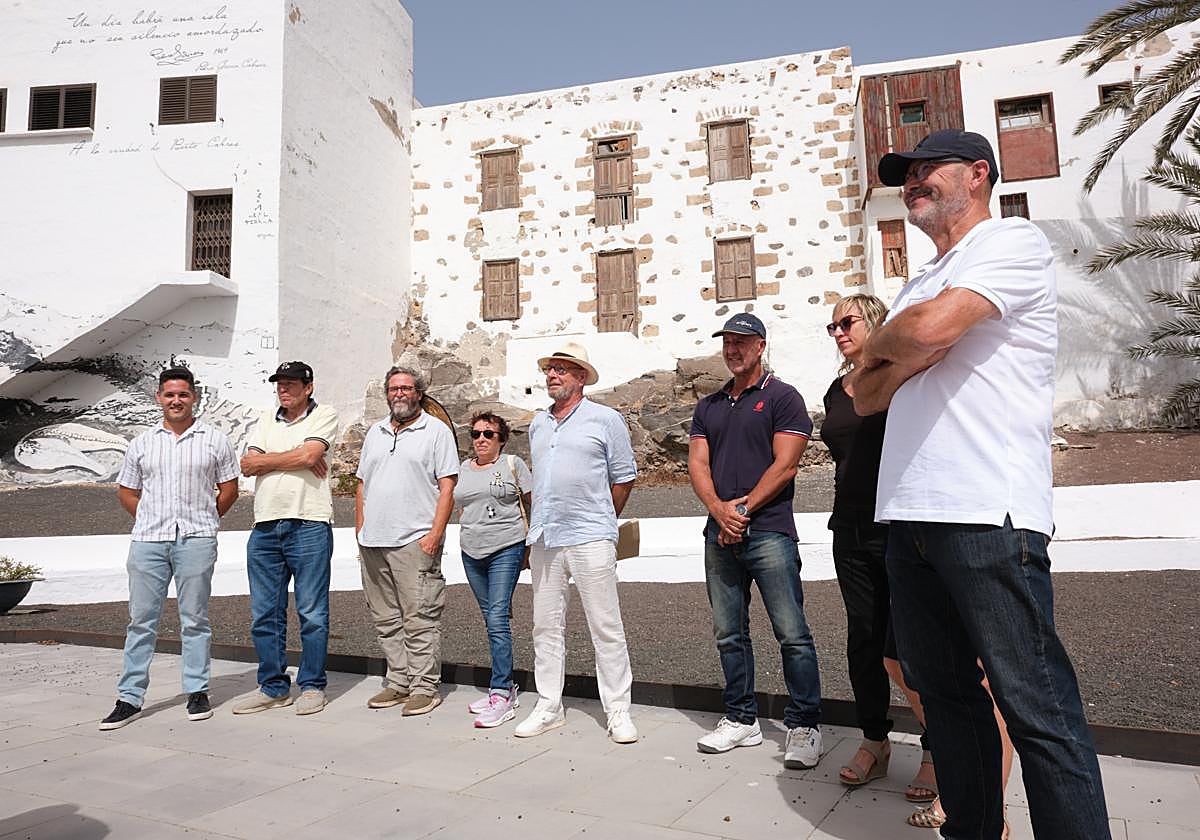 El grupo de personas de la plataforma Salvar la Cornisa, en la misma cornisa del antiguo Puerto Cabras.