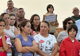 Chicos y grandes, en la segunda y última concentración en el camino de las Piletas, en Antigua, donde se está instalando una antena de telefonía.