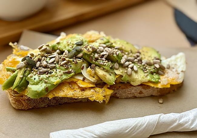 Tostada con huevos, aguacate y semillas