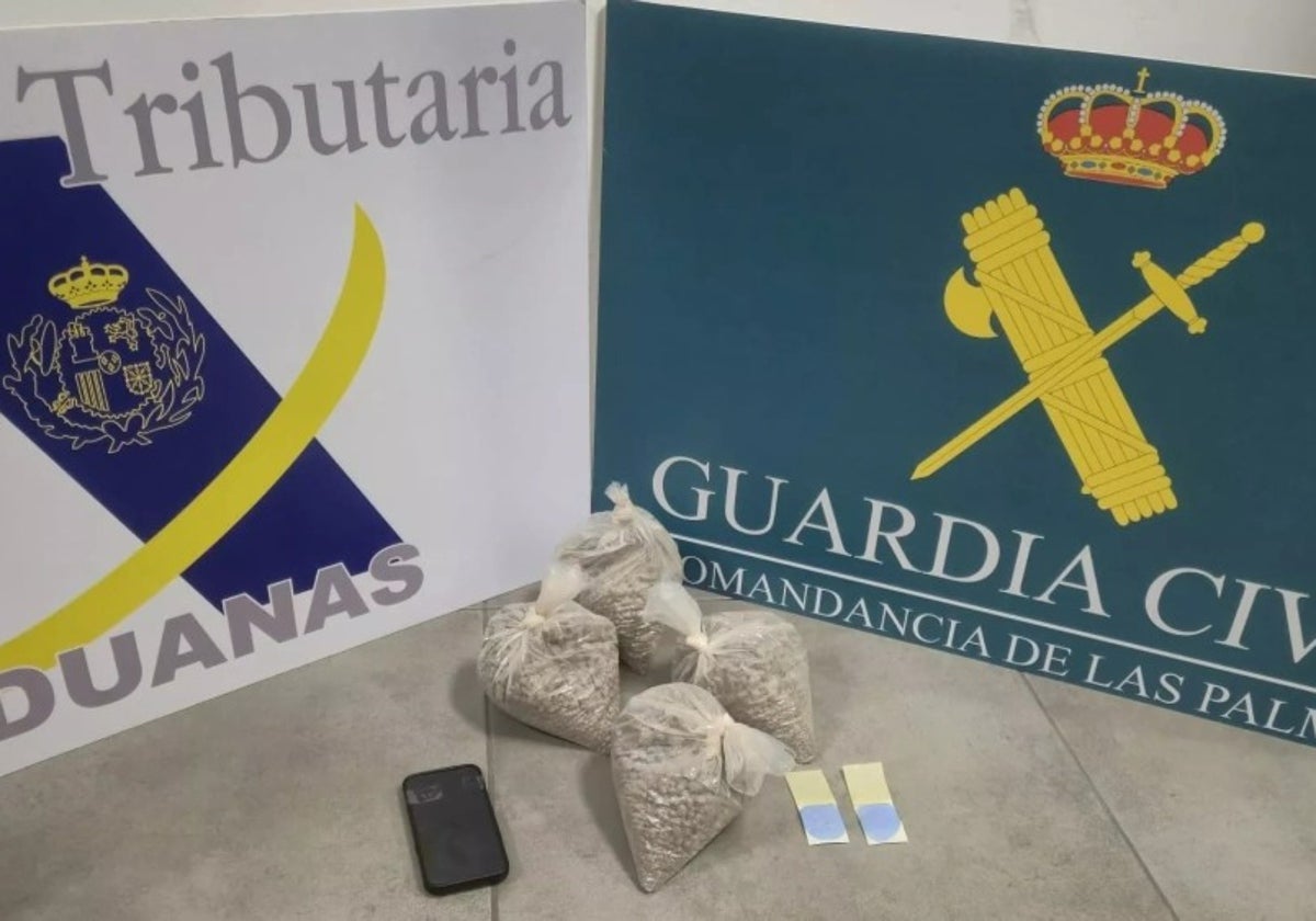 Las bolsas de heroína incautadas por la Guardia Civil a un pasajero en el aeropuerto de Gran Canaria