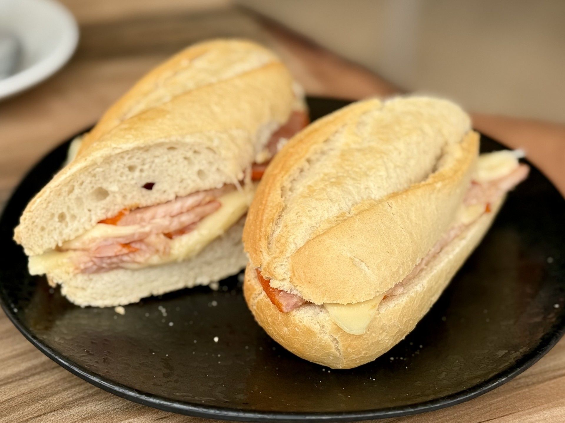 Bocadillo de lomo y queso en la Cafetería Churrería La Minilla