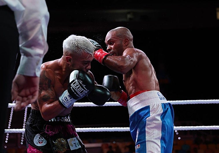 Aramis, tratando de repelea r una mano de Joel Santos, durante la pelea.