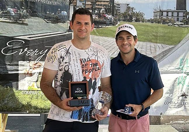 Rafael Fajardo, recogiendo su premio.