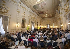 El Salón Dorado del Gabinete Literario se llenó para el ciclo de conferencias impulsado por el Cabildo bajo el enunciado 'Democracia y Totalitarismo'.