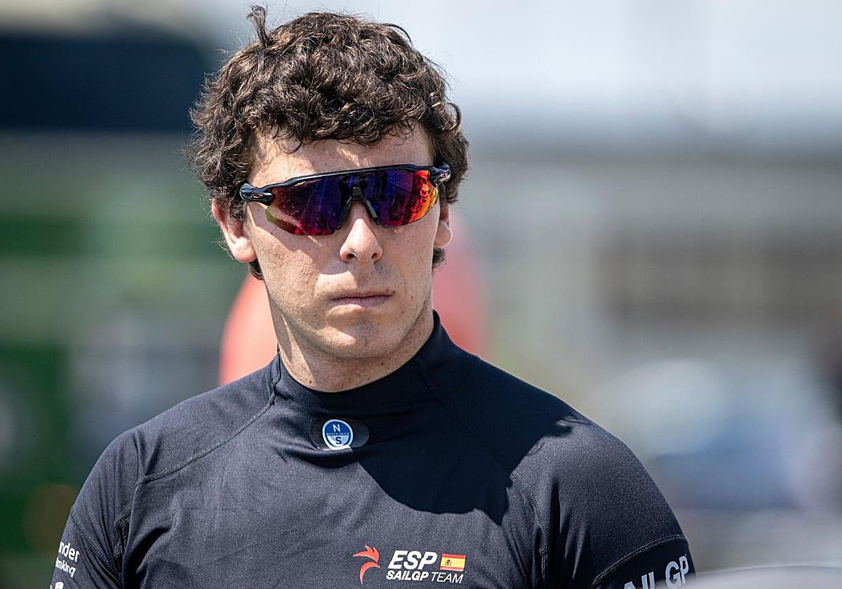 El grancanario Andrés Barrio, tripulante del Spain SailGP Team, con gesto concentrado durante la competición en Portsmouth.