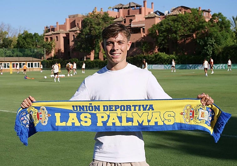 Amatucci posó con la bufanda de la UD nada más hacerse oficial su fichaje.