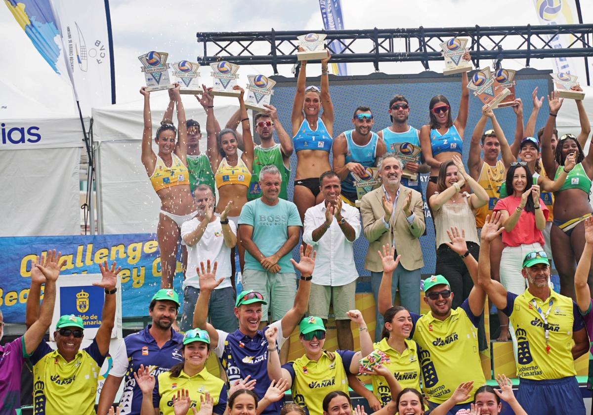 Podio con autoridades y los ganadores de ambas categorías, a la conclusión del evento.