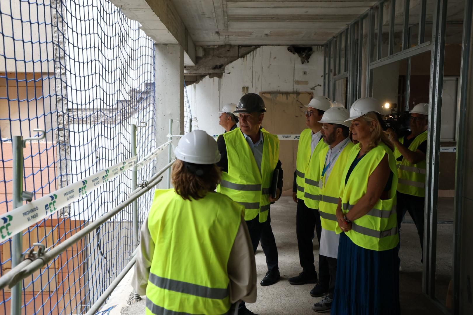 Fernando Clavijo y Esther Monzón visitan la nueva torre del Hospital Universitario Materno Infantil