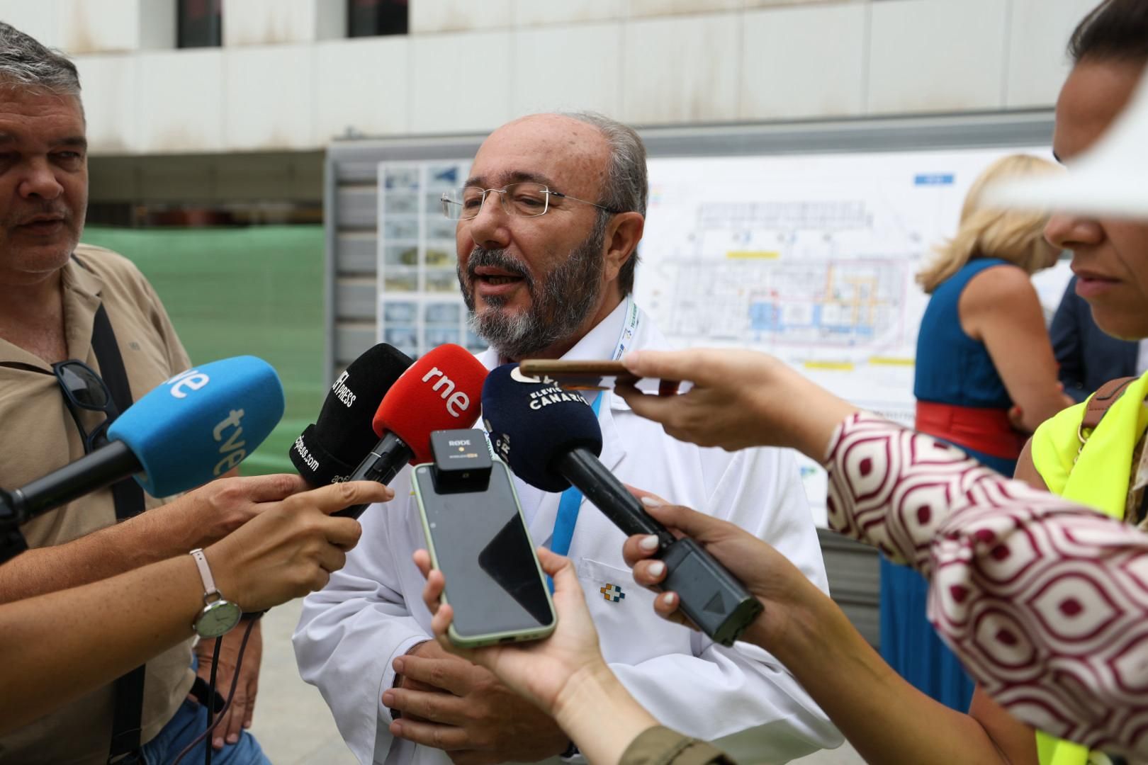 Fernando Clavijo y Esther Monzón visitan la nueva torre del Hospital Universitario Materno Infantil