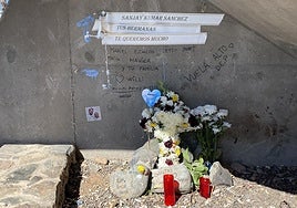 Cruz enramada por las hermanas de Sanjay en el lugar donde murió