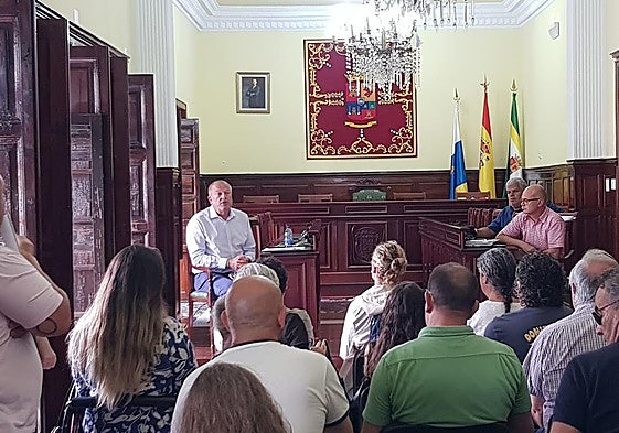 El alcalde de Teror se reunió con los vecinos para tratar los problemas con el abasto.