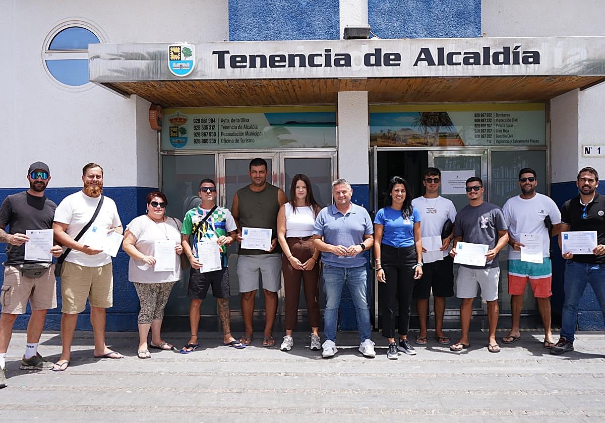 Los concejales Julio Santana y Alexandra Martín, con las nuevas patrona y patrones de pesca local.