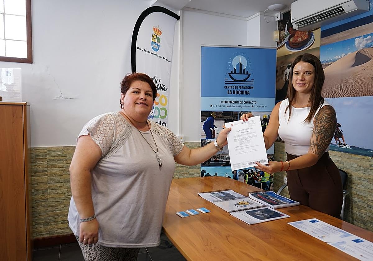 Imagen principal - Entrega de diplomas del curso.