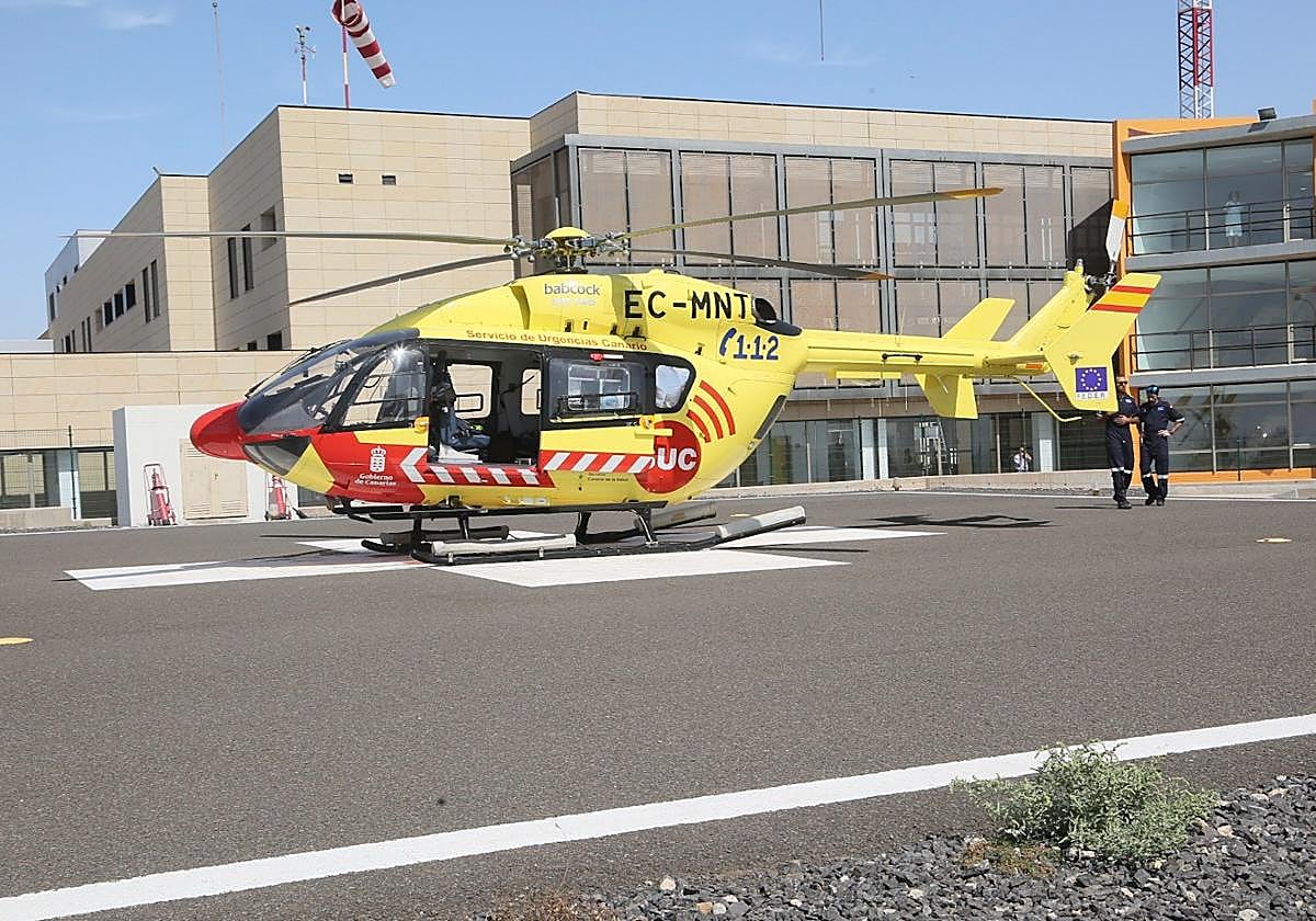 Helicóptero medicalizado, en el Hospital General de Fuerteventura.