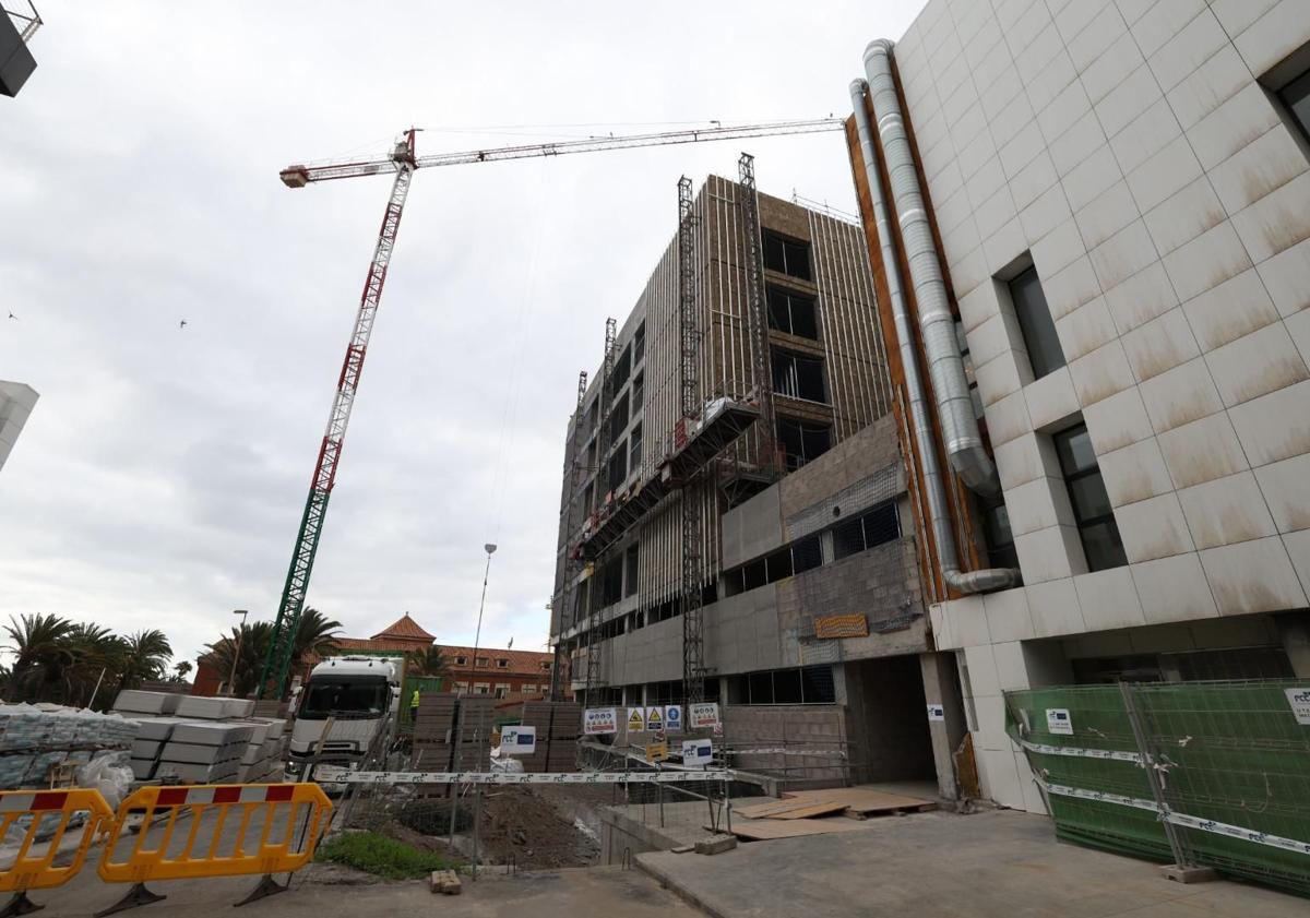 Imagen principal - La torre pediátrica del Materno ya apunta al cielo: «Estará en funcionamiento en menos de un año»