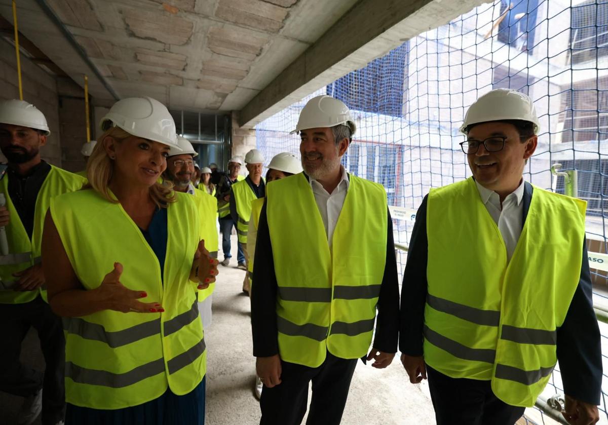 Imagen principal - La torre pediátrica del Materno ya apunta al cielo: «Estará en funcionamiento en menos de un año»