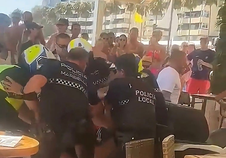 La Policía Local retiene a un turista en Marbella.