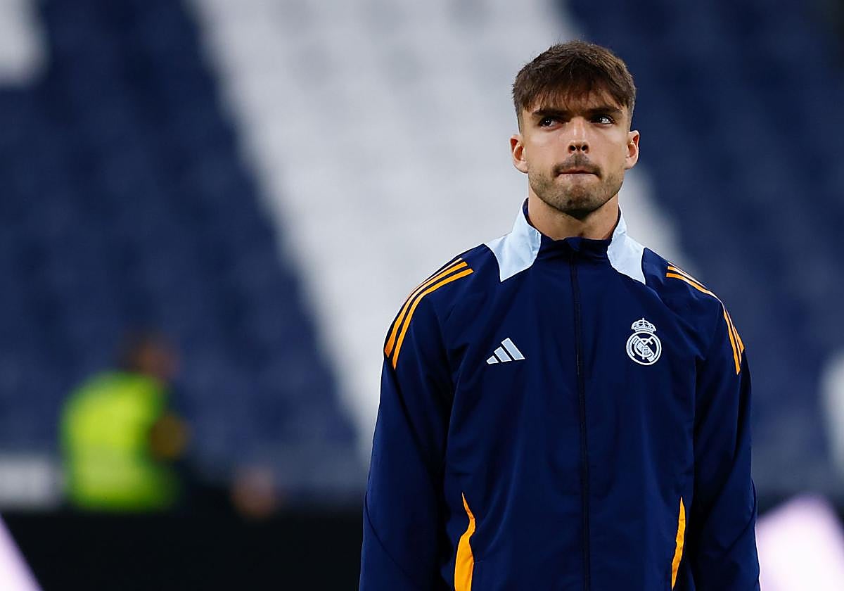 Imagen de Raúl Asencio antes de un partido con el Real Madrid.