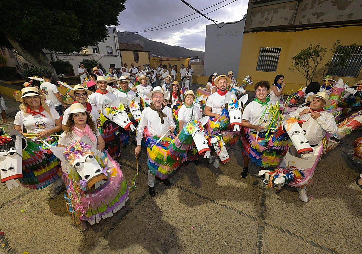 Muchos adultos disfrutaron como chiquillos con los caballitos de fuego.