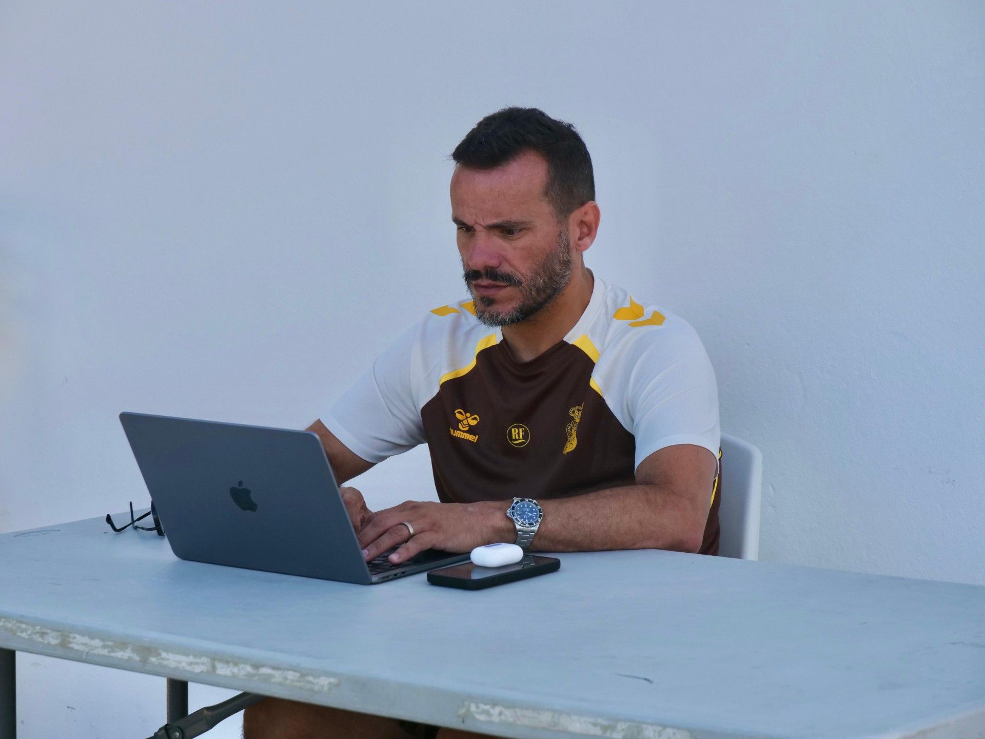 Imagen principal - Distintas Arriba, Rubén Fontes trabajando. Debajo, las botas, fruta y la suplementación.