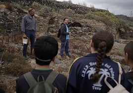 Abel Galindo, junto a Bentejuí Motas, durante una visita escolar al yacimiento de Malverde.