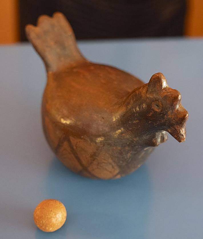 Imagen secundaria 2 - 1.  Una de las salas del Centro Locero de Lugarejos, repleta de piezas tradicionales que se elaboraban antiguamente.  2.  Recreación de la habitación de María Guía, antigua locera del lugar.  3.  Dos tipos distintos de juguetes que las loceras solían entregar a los niños. 