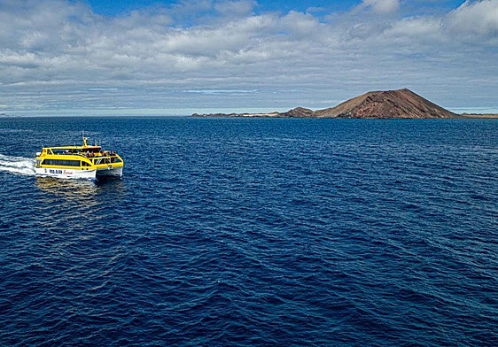 El Buganvilla Express navega ante la isla de Lobos.