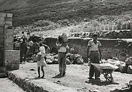 El 12 de junio de 1947, una niña lleva a su padre la comida en una cesta durante la construcción del chalet de Winter en Cofete, en Jandía, en el municipio de Pájara.