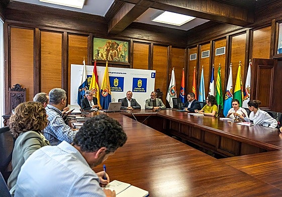 Reunión de representantes de Santa Lucía y del Cabildo.