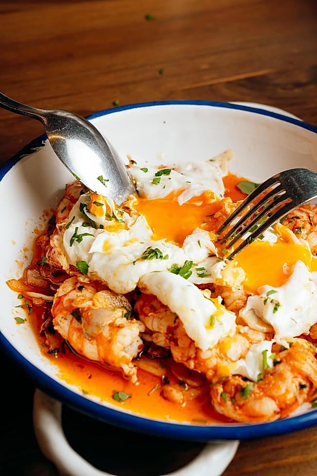 Huevos fritos con gambones al ajillo