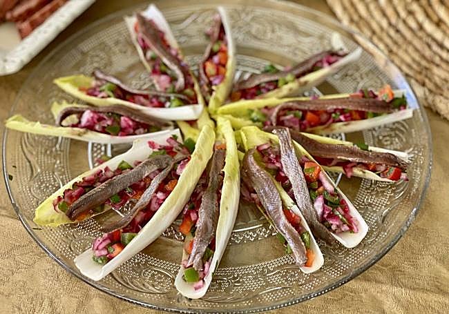 Endibias con vinagreta y anchoas
