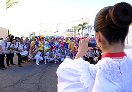 Color, música y cultura en el pasacalles de folclore de Ingenio
