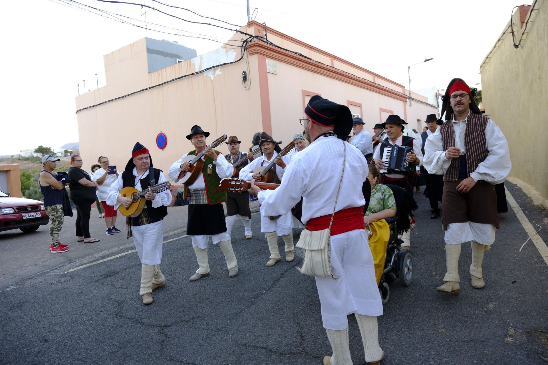 Color, música y cultura en el pasacalles de folclore de Ingenio